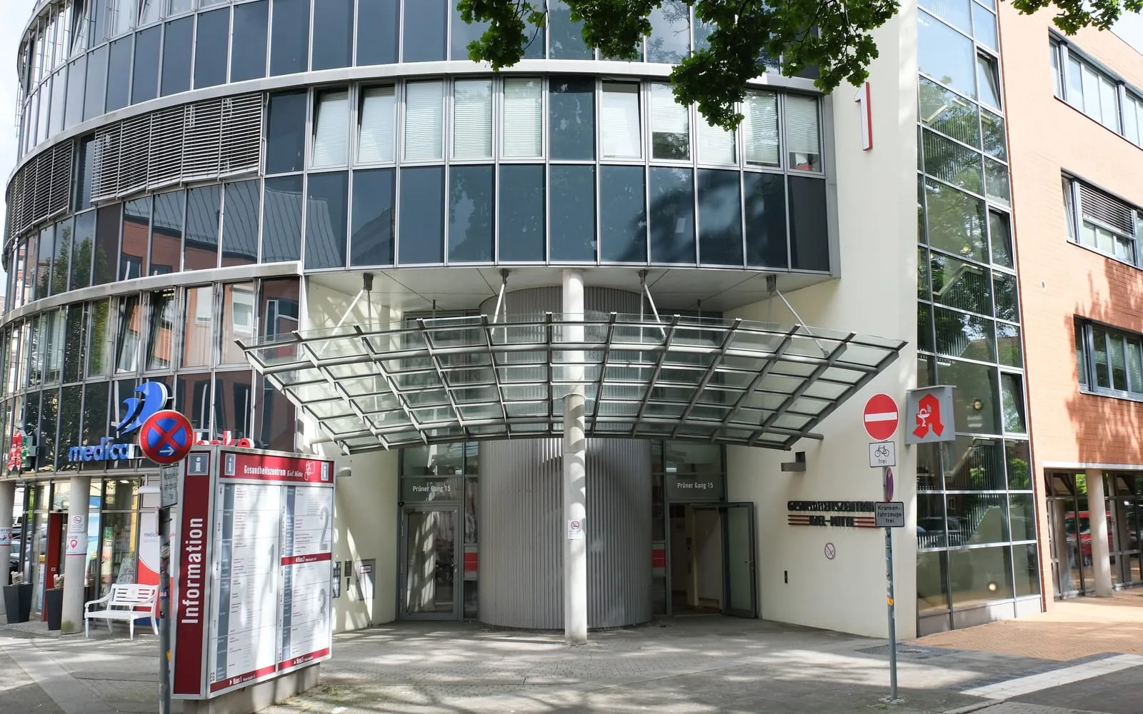 Gebäude Prüner Gang 15 mit gläsernem Vordach über dem Eingang